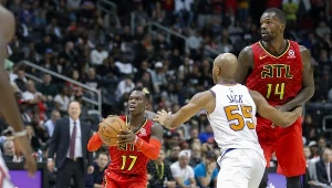 Dennis Schroeder z Atlanta Hawks (L) kontra Jarret Jack z New York Knicks.