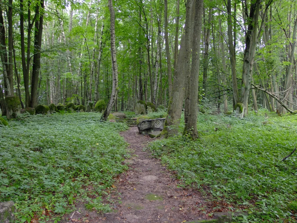 Cmentarz formą przypomina słynne Stonehenge Cmentarz formą przypomina słynne Stonehenge