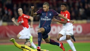 Kylian Mbappe w starciu z Danijelem Subasziciem