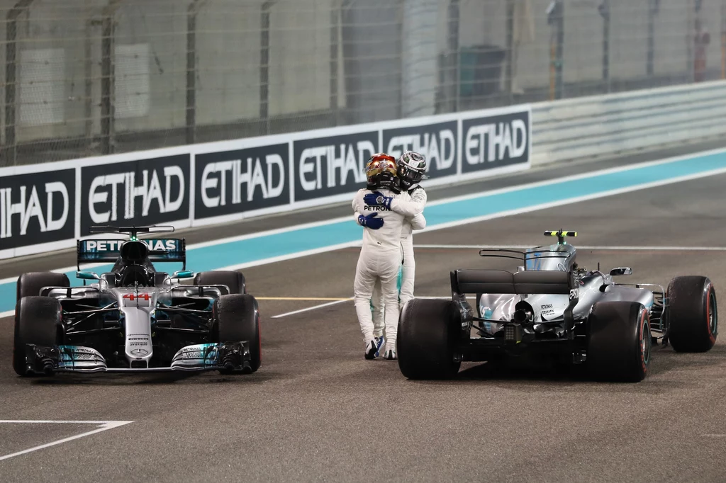 Lewis Hamilton  gratuluje Valtteriemu Bottasowi 