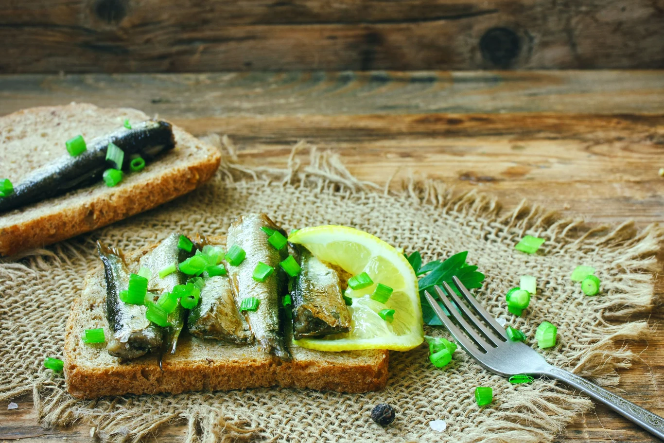 Sardynki można włączyć do diety na wiele sposobów. Sprawdzą się jako dodatek do kanapek, a także jako składnik sałatek czy sosów 