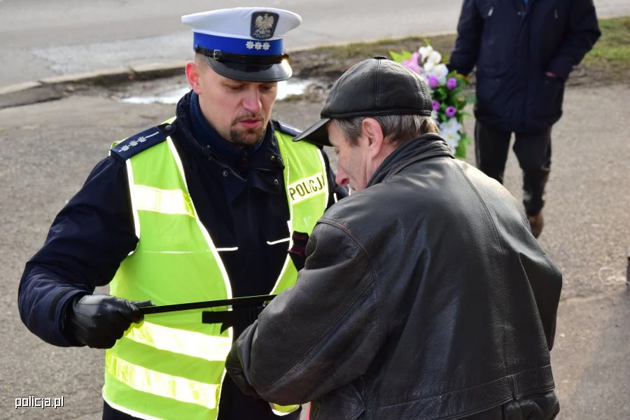 Policjanci apelują do pieszych, by nosili odblaski