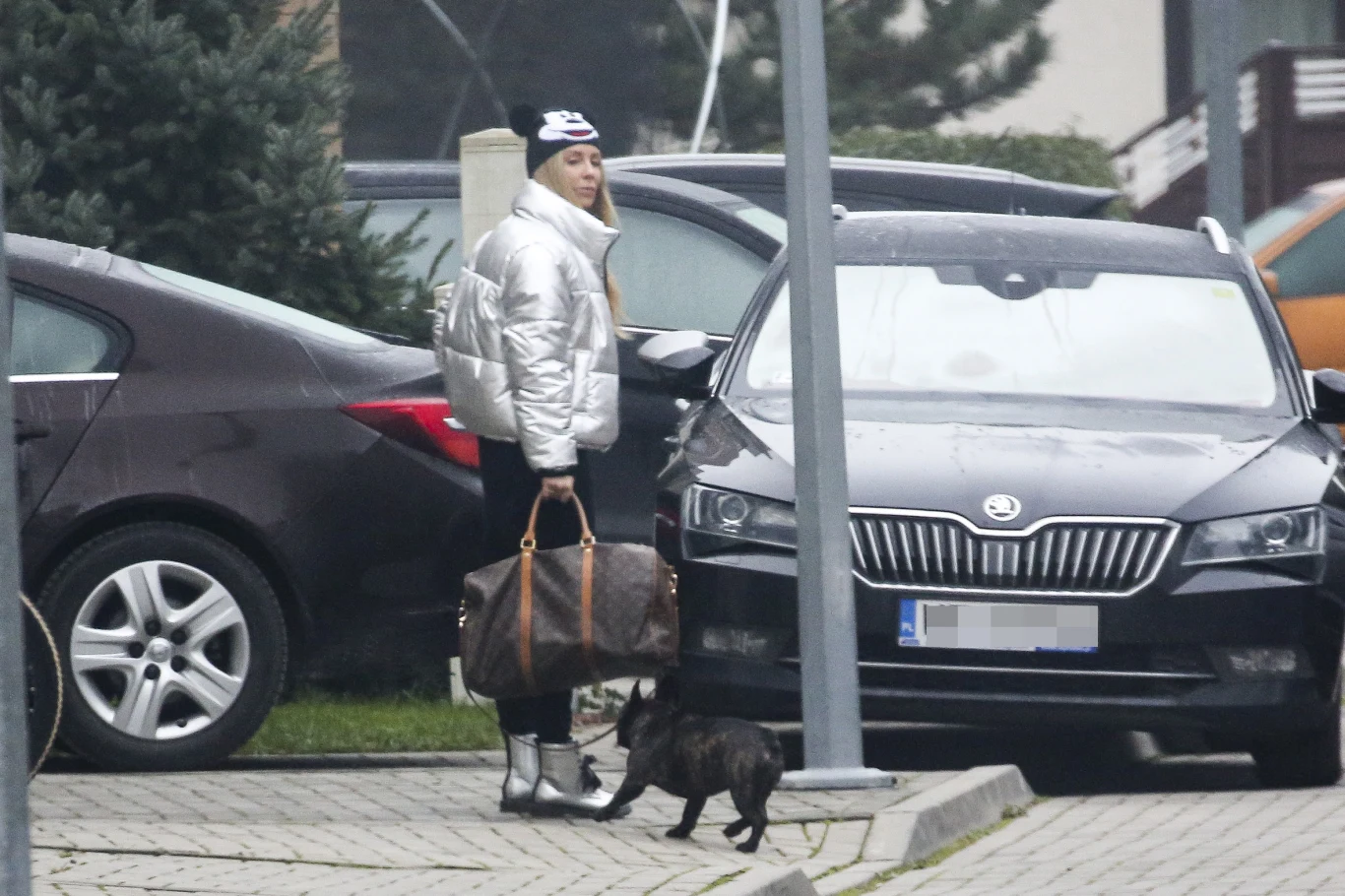 Małgorzata Rozenek-Majdan z psami na spacerze