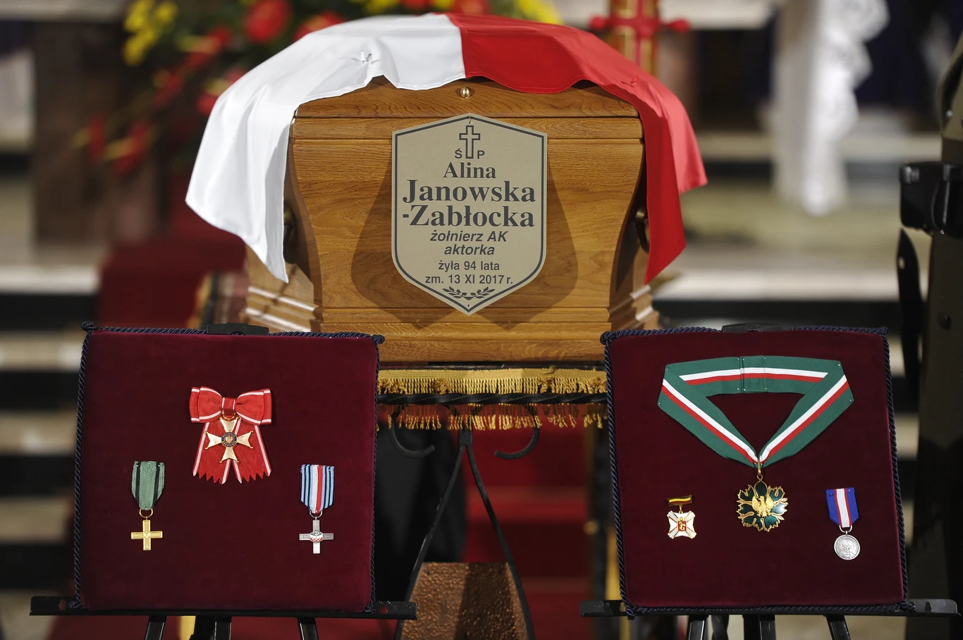 To właśnie te odznaczenia Aliny Janowskiej zostały skradzione!