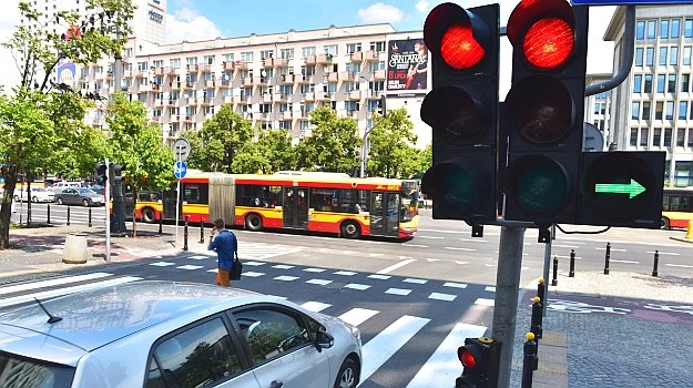 Lekkie „nagięcie” przepisu o obowiązku poruszania się prawym pasem polegające na zwolnieniu go dla tych, którzy na zielonej strzałce skręcają w prawo, pomoże upłynnić ruch.