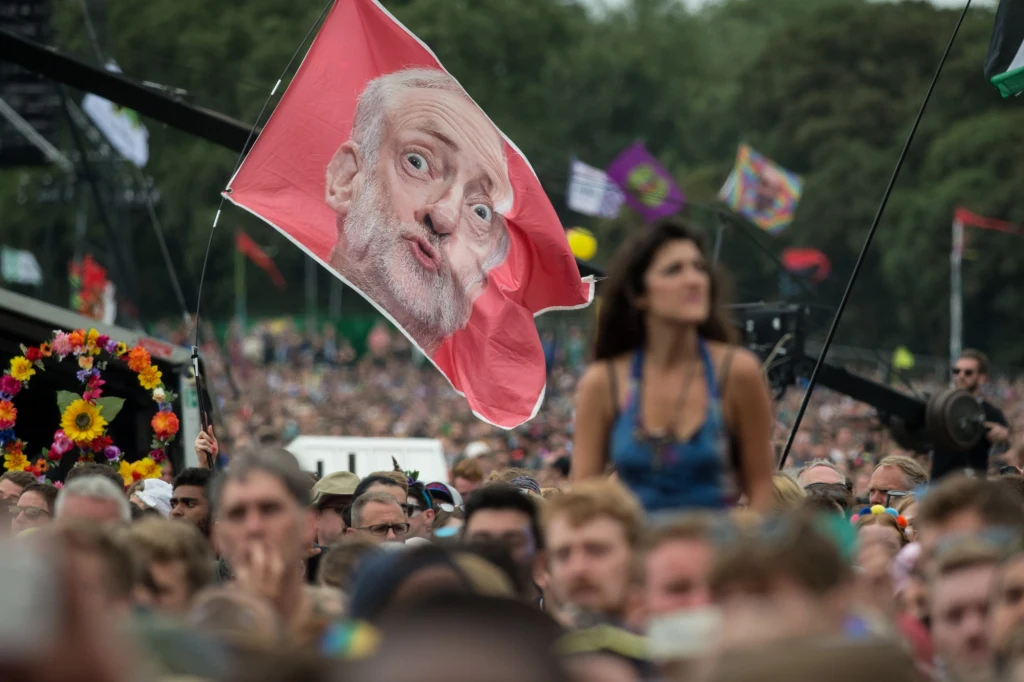 Flaga z podobizną Jeremy'ego Corbyna na festiwalu Glastonbury
