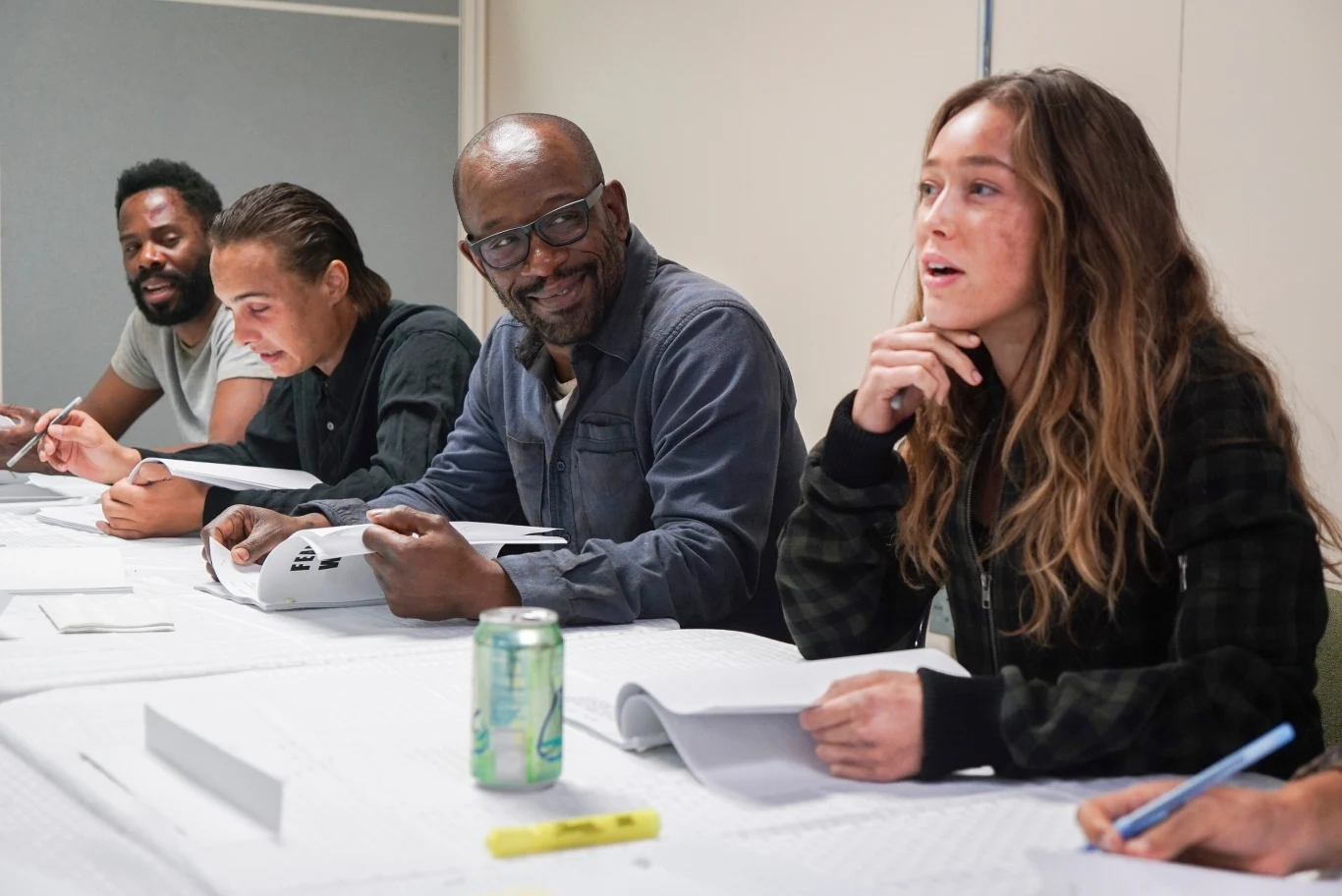 Lennie James podczas czytania scenariusza odcinka z 4. serii. Obok niego Colman Domingo, Frank Dillane, Alycia Debnam-Carey