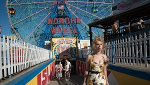 Juno Temple w scenie z filmu "Na karuzeli życia"