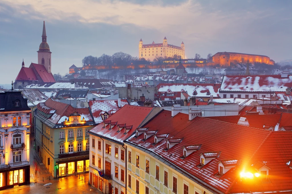 Potężna budowla zamku z czterema wieżami góruje nad miastem