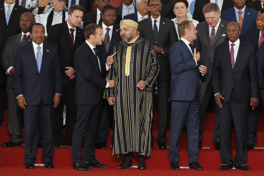 Uczestnicy szczytu w Abidżanie. Drugi z prawej Donald Tusk, a nad nim Beata Szydło Uczestnicy szczytu w Abidżanie. Drugi z prawej Donald Tusk, a nad nim Beata Szydło