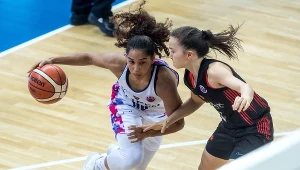 Zawodniczka Artego Bydgoszcz Jennifer O'Neill (L) i Sevara Nuritdinova (P) ze Spartaka Moskwa