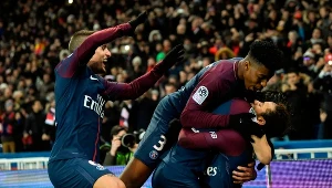 Neymar (P) cieszy się z gola razem z kolegami z drużyny