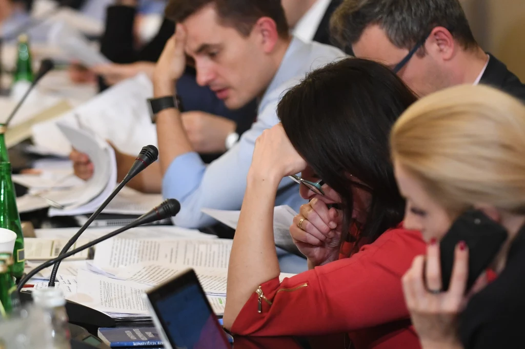 Posłowie tuż po północy Posłowie tuż po północy