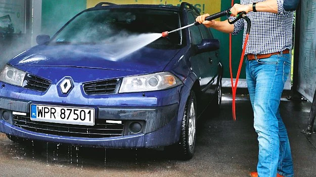 Gdy podczas mycia auta dysza lancy jest utrzymywana zbyt blisko nadwozia, może spowodować kosztowne uszkodzenia. Bezpieczna odległość to 30-40 cm.