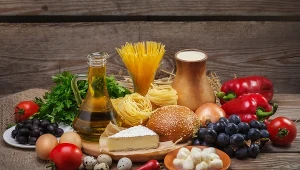 Produkty zbożowe, nabiał, owoce, warzywa takie jak ziemniaki, marchew, dynia, buraki, strącz-kowe i wszystkie inne z cukrem w składzie – powinnaś ograniczyć ich spożycie