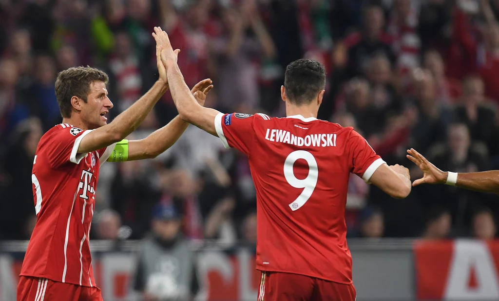 Thomas Mueller (L) i Robert Lewandowski