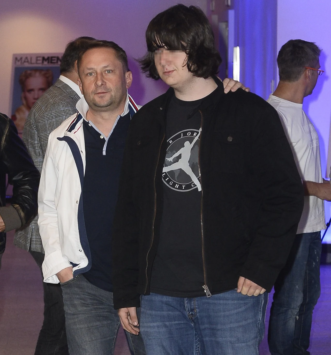 Kamil Durczok pozuje z synem na imprezie VERVA Street Racing 2014