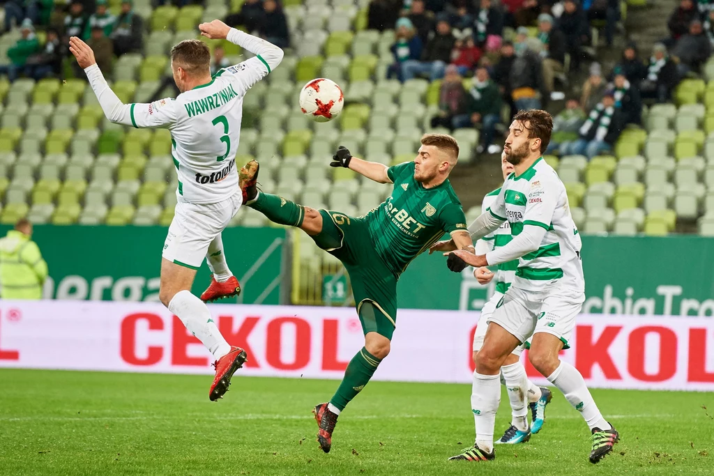 Zawodnicy Lechii Gdańsk Jakub Wawrzyniak (z lewej) i Błażej Augustyn (z prawej) oraz Michał Chrapek (w środku) ze Śląska Wrocław podczas meczu 18. kolejki piłkarskiej Ekstraklasy Zawodnicy Lechii Gdańsk Jakub Wawrzyniak (z lewej) i Błażej Augustyn (z prawej) oraz Michał Chrapek (w środku) ze Śląska Wrocław podczas meczu 18. kolejki piłkarskiej Ekstraklasy