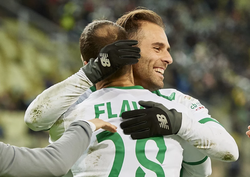 Bracia Paixao świętują strzelenie gola przez Flavio Bracia Paixao świętują strzelenie gola przez Flavio