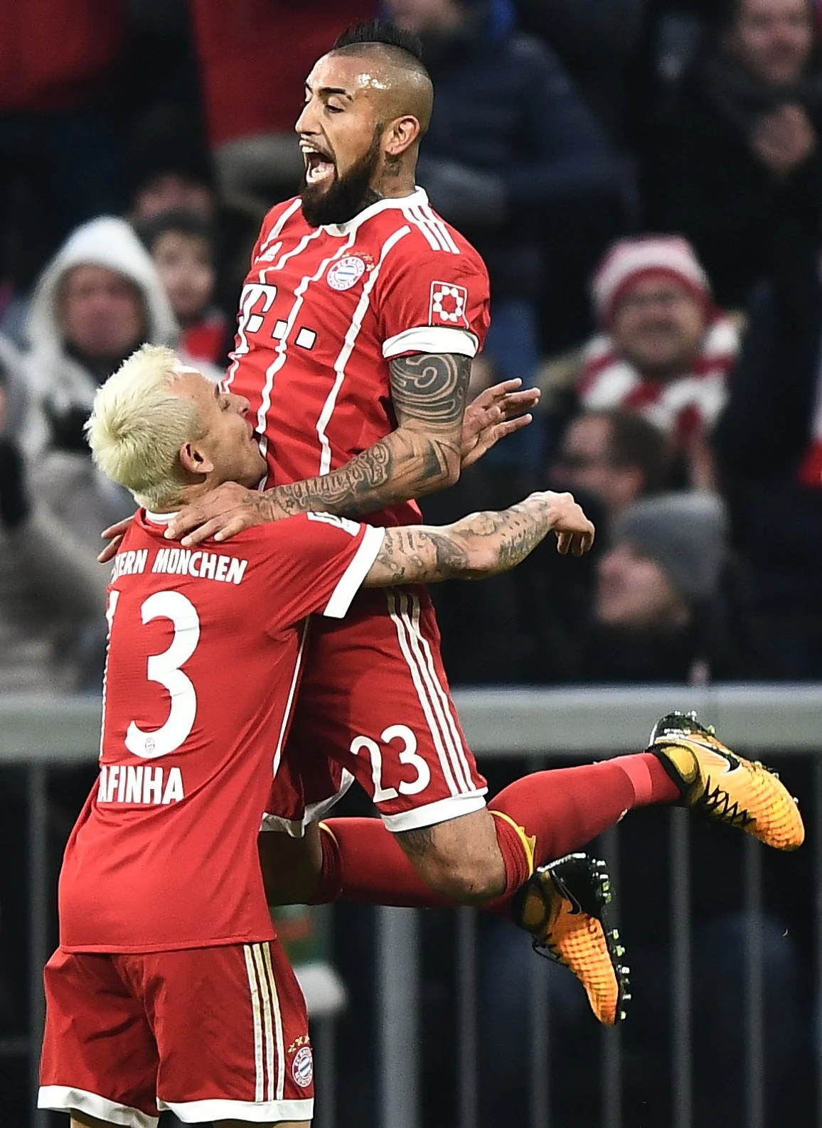 Arturo Vidal cieszy się z gola