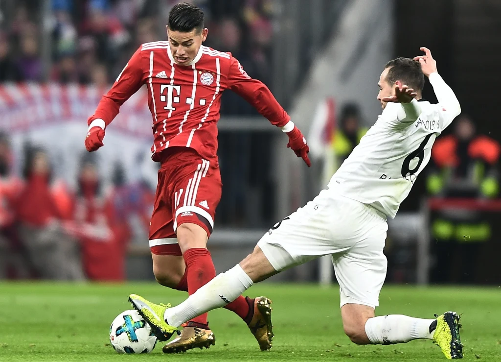 James Rodriguez i gracz Hannoveru Marvin Bakalorz