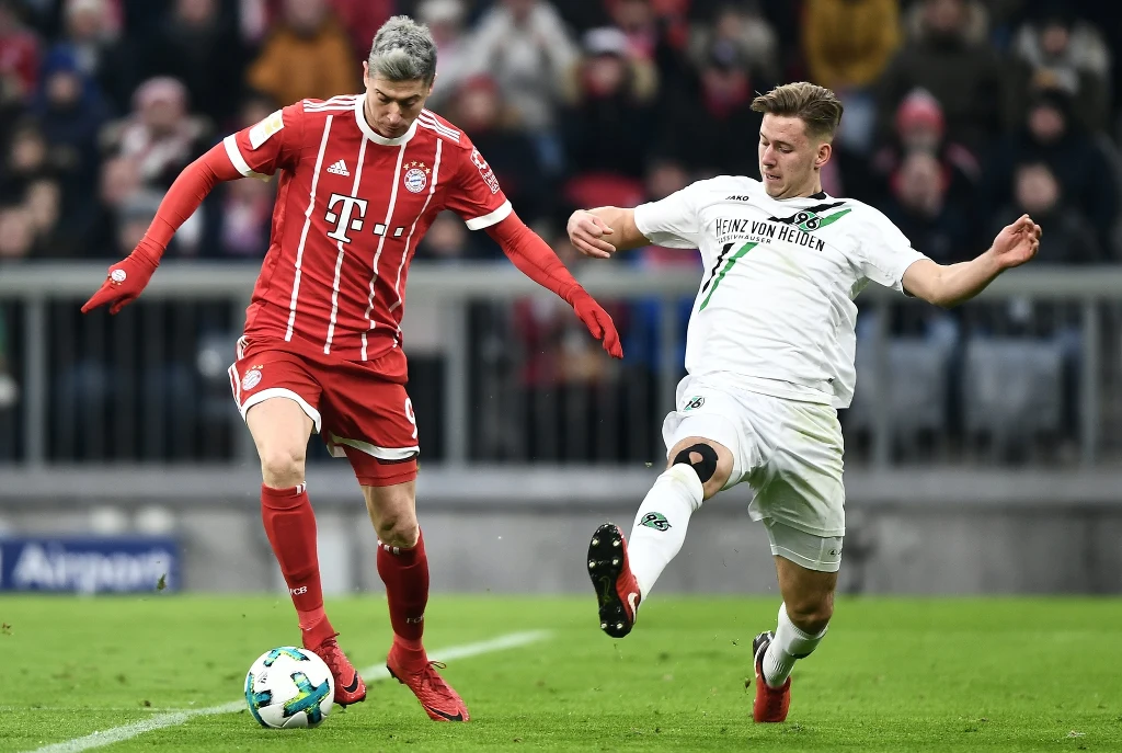 Robert Lewandowski i piłkarz Hannoveru Waldemar Anton