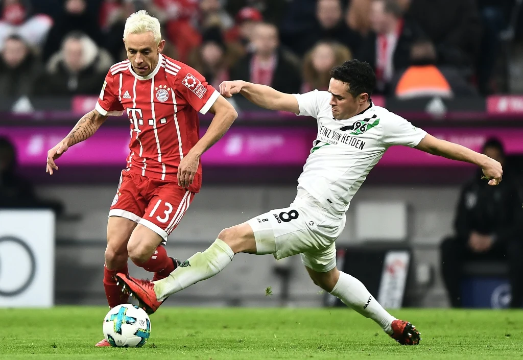 Rafinha (z lewej) i piłkarz Hannoveru Manuel Schmiedebach