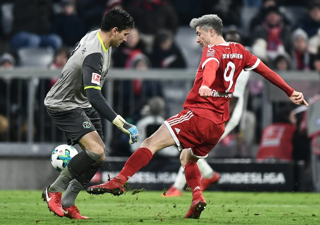 Robert Lewandowski i bramkarz Hannoveru Philipp Tschauner