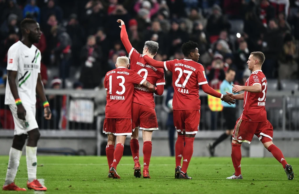 Robert Lewandowski i jego koledzy z Bayernu cieszą się z gola