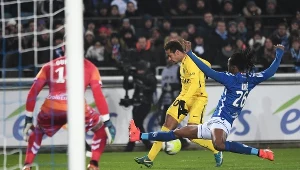 Gwiazda PSG Neymar blokowany przez Bakary'ego Kone