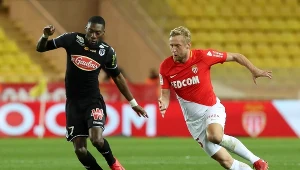 Kamil Glik w starciu z napastnikiem Angers Karlem Toko Ekambim