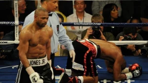 Roy Jones Junior (z lewej) podczas walki z Bernardem Hopkinsem w 2010 roku