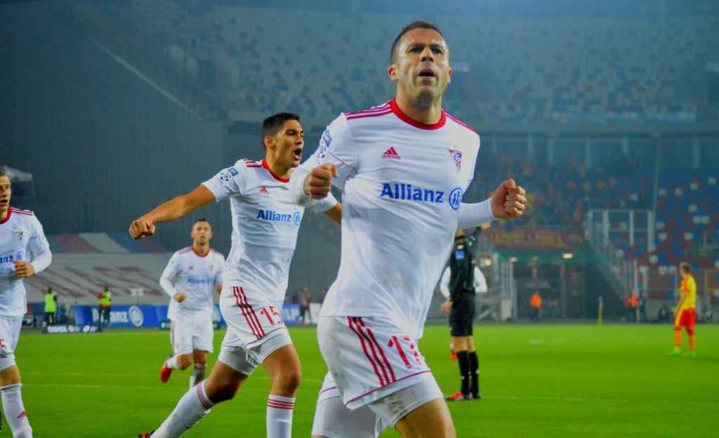 Hiszpan Igor Angulo (P) z Górnika Zabrze w jesieni 2017 podbił Ekstraklasę