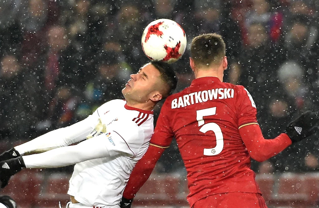 Igor Angulo w pojedynku z Jakubem Bartkowskim Igor Angulo w pojedynku z Jakubem Bartkowskim