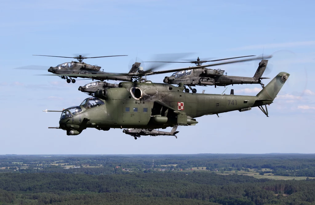 Mi-24 w towarzystwie AH-64 Apache podczas ćwiczeń Anakonda