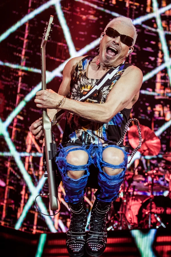 Tydzień przed koncertem w Gdańsku/Sopocie formacja z Hanoweru wydała składankę "Born To Touch Your Feelings - Best Of Rock Ballads". Poza dobrze znanymi balladami Scorpions umieścili na niej dwa całkowicie premierowe utwory. Napisany przez Rudolfa Schenkera (na zdjęciu) "Always Be With You" powstał po urodzinach najmłodszego syna gitarzysty i opowiada historię o życiowych zmianach. "Melrose Avenue" autorstwa Matthiasa Jabsa z kolei zawdzięcza swoją nazwę najsłynniejszej ulicy w Los Angeles. Tydzień przed koncertem w Gdańsku/Sopocie formacja z Hanoweru wydała składankę "Born To Touch Your Feelings - Best Of Rock Ballads". Poza dobrze znanymi balladami Scorpions umieścili na niej dwa całkowicie premierowe utwory. Napisany przez Rudolfa Schenkera (na zdjęciu) "Always Be With You" powstał po urodzinach najmłodszego syna gitarzysty i opowiada historię o życiowych zmianach. "Melrose Avenue" autorstwa Matthiasa Jabsa z kolei zawdzięcza swoją nazwę najsłynniejszej ulicy w Los Angeles.