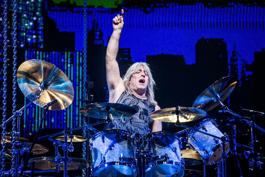 Znany z Motorhead Mikkey Dee dołączył do grupy Scorpions w połowie września 2016 r. Znany z Motorhead Mikkey Dee dołączył do grupy Scorpions w połowie września 2016 r.