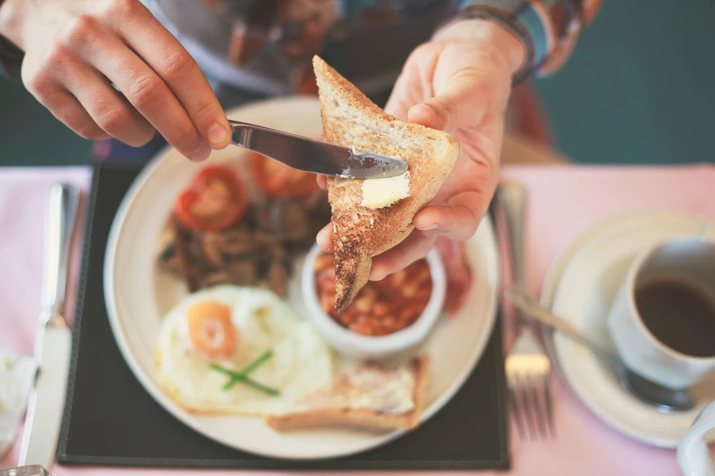 Kiedy po przebudzeniu jeść śniadanie? Godzina, o której zjemy śniadanie, ma kluczowe znaczenie dla utraty wagi