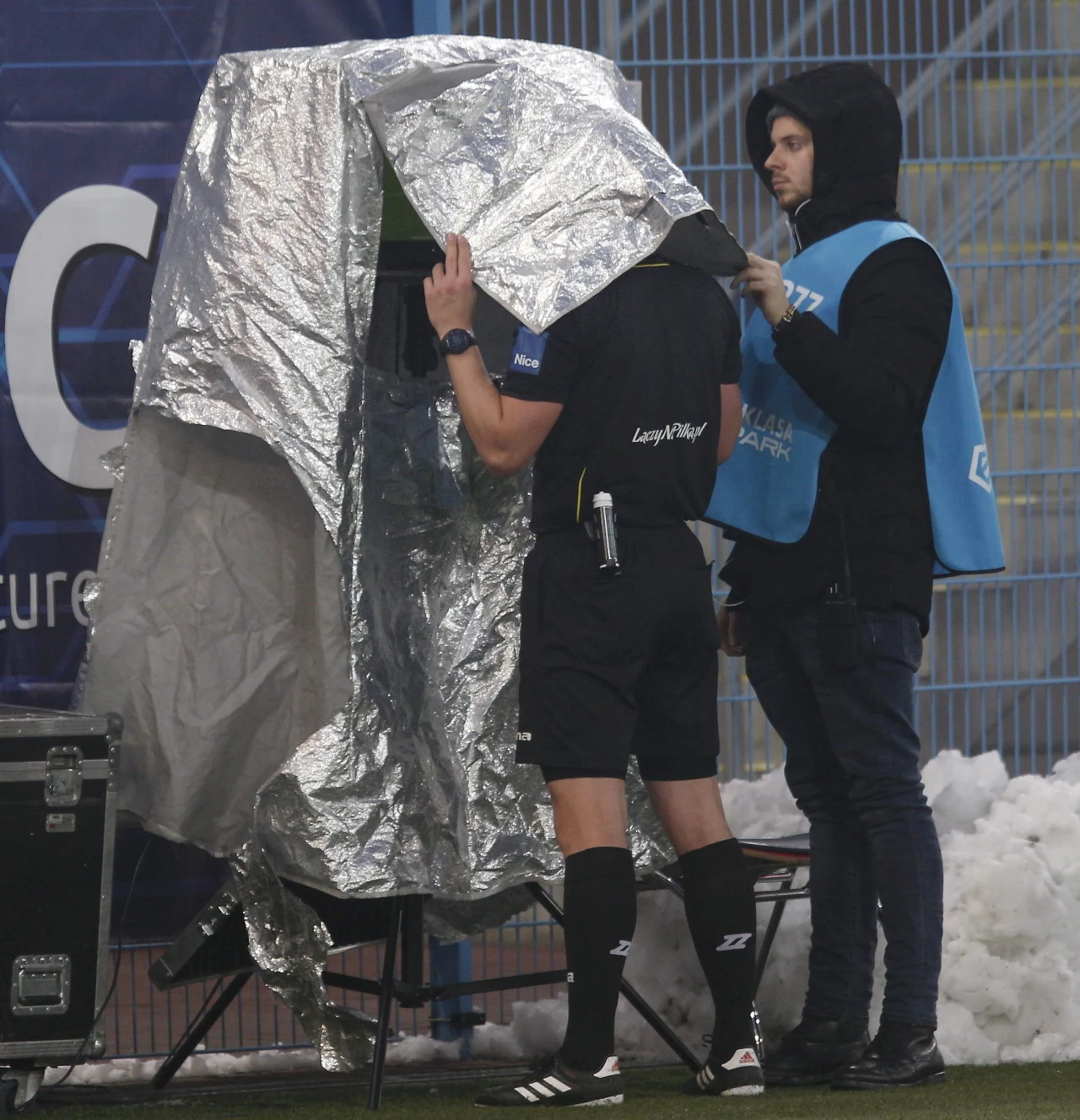 Bartosz Frankowski ogląda sytuację z meczu Piast - Lech Bartosz Frankowski ogląda sytuację z meczu Piast - Lech