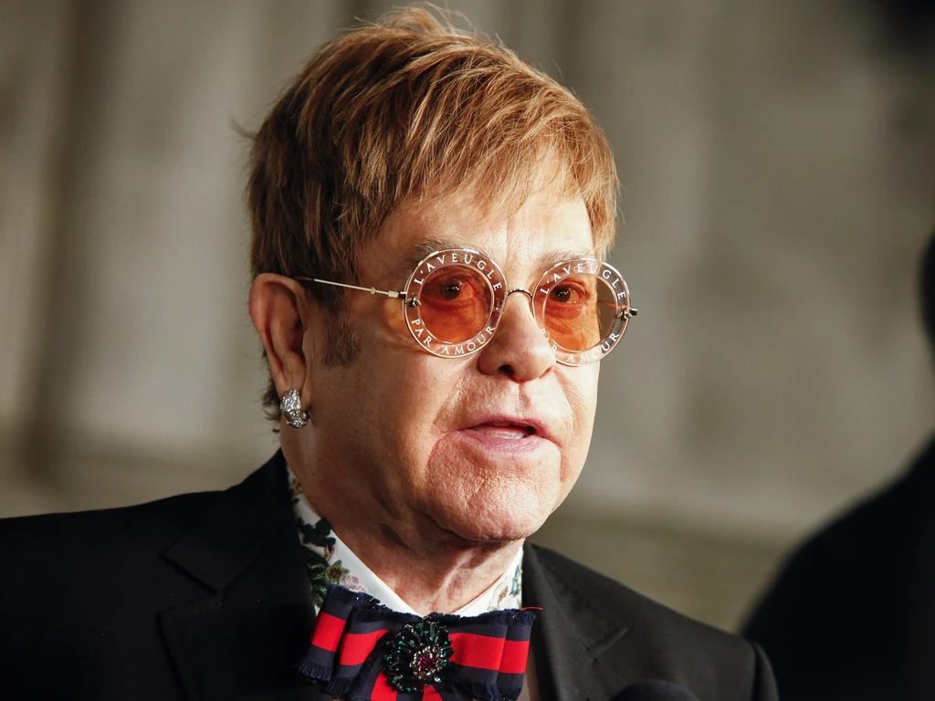 Elton John poinformował o śmierci swojej matki na oficjalnym profilu na Instagramie