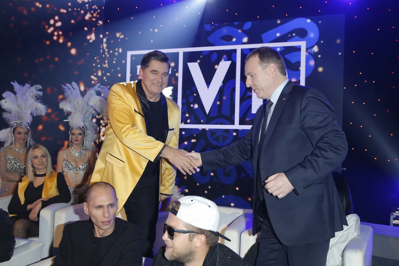 Sławomir Świerzyński (Bayer Full) wita się z prezesem TVP Jackiem Kurskim podczas konferencji zapowiadającej sylwestra TVP2 w Zakopanem.