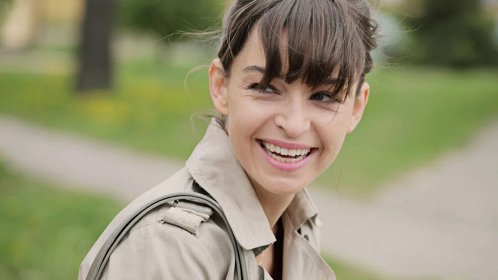 MAGDA (Agnieszka Więdłocha): Jest zakochana w Marcysiu po uszy, ale nie może zaakceptować prawdziwej natury swojego ukochanego. Ona chce w nim widzieć dojrzałego faceta gotowego do ślubu i brania życia w swoje ręce – a on kurczowo trzyma się lat swojej młodości. Czy Magda będzie w stanie wpłynąć na Marcysia, aby ten się zmienił? A może to ona powinna pokochać go takim, jaki jest? Jedno jest pewne – kupowanie komputerów z minionego wieku za wspólne pieniądze to zdecydowanie za dużo jak na jej cierpliwość.