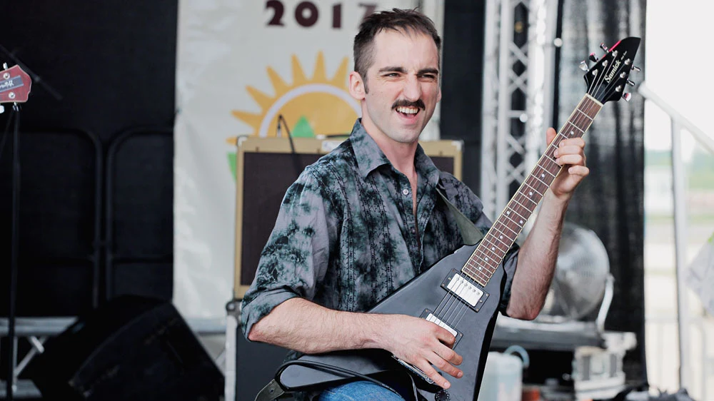 LIZZY (Piotr Żurawski): Lizzy zamienił rockowe sceny na bankowe ceny. Jako szeregowy pracownik finansowej instytucji codziennie zakłada ten sam garnitur, wciska ludziom te same nieuczciwe kredyty i modli się o koniec dnia. Na zewnątrz wydaje się zadowolony, ale wszyscy wiedzą, że w jego sercu drzemie prawdziwy żywioł, który tylko czeka na uwolnienie. Ma wielki żal to pozostałych chłopaków z zespołu – czuje się przez nich pominięty. Teraz jednak nadchodzi wielka chwila. Gitarowych solówek, mocnego uścisku gryfu i szału fanek nie zapomina się tak łatwo – a o odpuszczeniu nie ma mowy. Na reaktywację Exterminatora czekał całe życie. Teraz przyszedł jego czas.