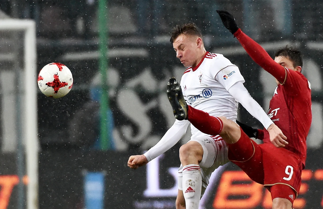 Szymon Żurkowski (z lewej) w walce o piłkę z Rafałem Boguskim Szymon Żurkowski (z lewej) w walce o piłkę z Rafałem Boguskim