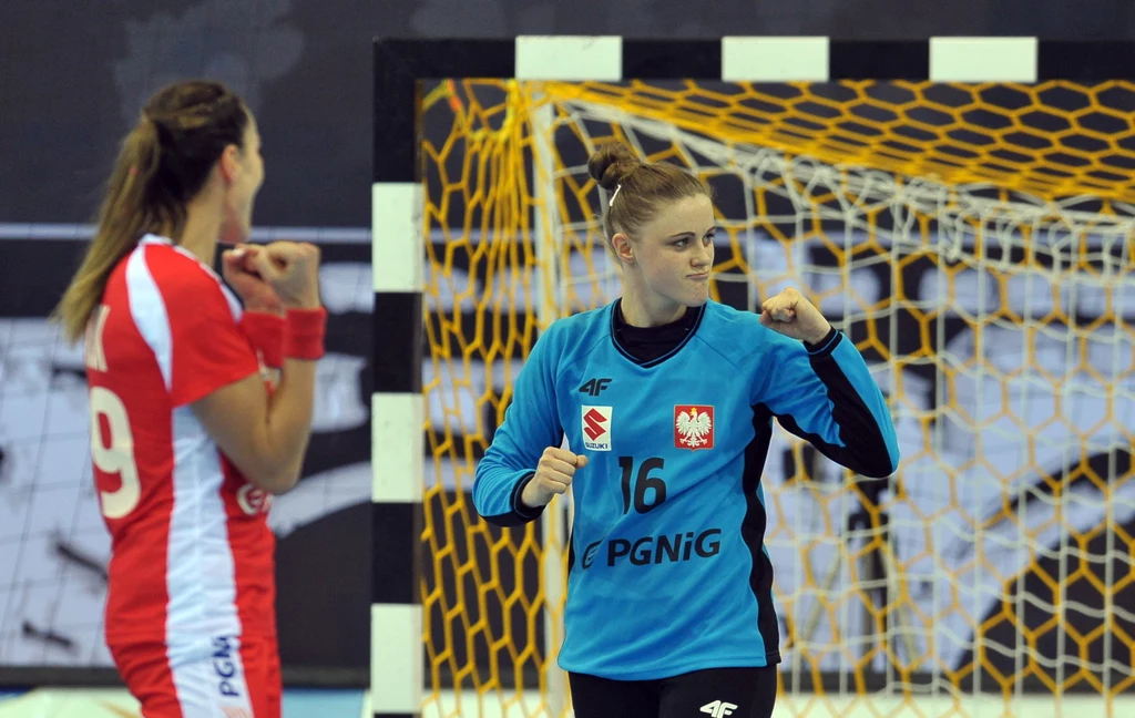 Bramkarka reprezentacji Polski Adrianna Płaczek (P) Bramkarka reprezentacji Polski Adrianna Płaczek (P)