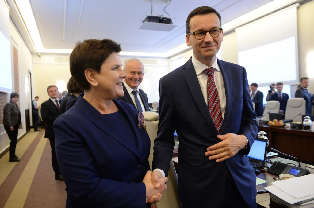 Kandydaturę Mateusza Morawieckiego torpedują zwolennicy premier Beaty Szydło. Ta ma być skonfliktowana z wicepremierem - pisze dziennik Kandydaturę Mateusza Morawieckiego torpedują zwolennicy premier Beaty Szydło. Ta ma być skonfliktowana z wicepremierem - pisze dziennik