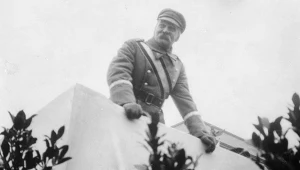 Marszałek Józef Piłsudski na trybunie na placu Saskim podczas defilady z okazji święta 11 listopada. Zdjęcie z 1929 roku