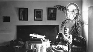Marszałek Polski Józef Piłsudski siedzi przy stoliku w saloniku na piętrze willi w Sulejówku