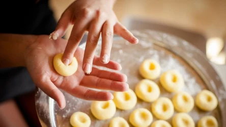 Zagłębienie w kluskach śląskich jest ważniejsze, niż wiele osób sądzi. Ma bardzo praktyczną funkcję. Jak zrobić kluski śląskie, by wszystkim smakowały?