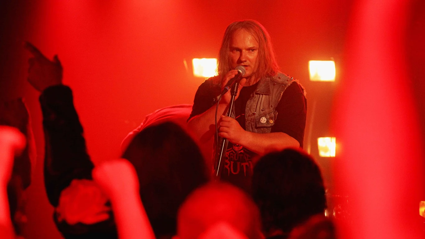 CYPEK (Sebastian Stankiewicz): Metallica ma swojego Larsa Urlicha – Exterminator ma swojego Cypka. Każdy zespół ma tę niepozorną postać, która skleja wszystkich jej członków i prowadzi muzyczną twórczość na właściwe tory. To właśnie on był jednym z pierwszych członków Exterminatora i być może najlepszym gitarzystą wszech czasów. Kiedy jednak z pięknego marzenia pozostały już tylko żenujące wspomnienia – Cypek postanowił wyjechać z kraju. Po latach, to między innymi za sprawą jego nieobecności zespół postanawia się reaktywować. 